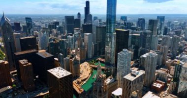 Şikago, Illinois, ABD 'nin şehir merkezinde nefes kesiciydi. Tepeden muhteşem mimari manzarası.