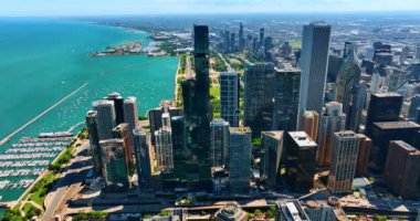 ABD Chicago, Illinois 'deki Michigan Gölü' nün nefes kesici manzarası. Muhteşem metropolün ve su manzarasının üzerindeki güneşli gün görüntüleri.