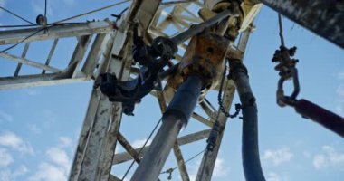 Metal kulede dönen direkle çalışan ekipmanlar. Petrolü delen makinelerin düşük açılı görüntüsü.