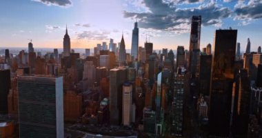 Günbatımında New York şehir merkezinde yoğun bir şekilde inşa edildi. Metropolis 'in altın ışıktaki mimarisi. Hava perspektifi.