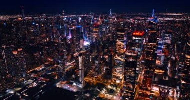 Amerika Birleşik Devletleri 'nin çarpıcı New York manzarası. Geceleri hiç uyumayan metropolün ışıltılı manzarası..