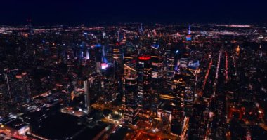 New York, ABD 'nin ışıltılı manzarasının üzerinde uçuyor. Geceleri parlayan metropol manzarası.