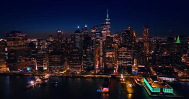 Manhattan 'ın ufuk çizgisi boyunca Doğu Nehri üzerinde uçuş. İHA 'dan güzel şehir manzarası.
