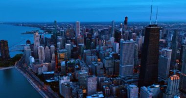 Karanlık John Hancock kulesi, Chicago 'nun göl kıyısındaki gri ışık mimarisinden göze çarpıyor. Alacakaranlıkta tepeden güzel şehir manzarası.