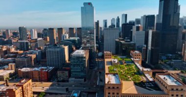 Çok katlı binanın tepesindeki yeşil alan çok güzel. İHA görüntülerinden Chicago, Illinois 'in modern çarpıcı mimarisi.
