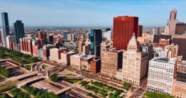 Güneşli bir günde Şikago, Illinois, Birleşik Devletler 'in çok güzel manzarası. Yeşil park alanından geçen yollarda birden fazla araba hareket ediyor. Üst görünüm.