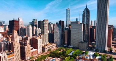 Chicago, Illinois, ABD 'deki Millennium Park üzerinde uçuyor. Metropolis 'in merkezindeki çeşitli güzel binalara yaklaşıyoruz..