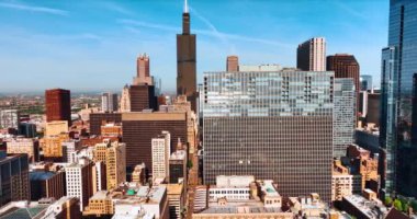 Şikago, Illinois, ABD 'nin modern şehir manzarasında çeşitlilik. Mavi gökyüzünün arkaplanındaki güzel binalar.