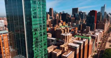 Yüksek binaların üzerinde birbirine yakın duran modern cam gökdelenden uzaklaşmak. Chicago, Illinois, ABD 'nin mimarisine bakın.