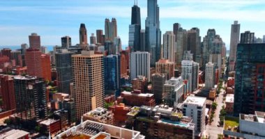 Modern Chicago, Illinois, ABD manzarası üzerinde yükseliyor. Şehrin panoramasında yüksek ve alçak binalar. Hava görünümü.