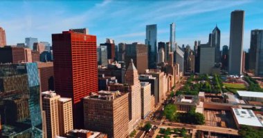 Şikago, Illinois, ABD 'nin göz kamaştırıcı manzarası. Milenyum Parkı 'nın üzerindeki uçuş modern mimari ile çevrilidir. Üst görünüm.