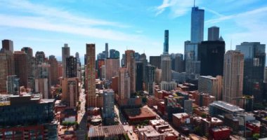 Chicago, Illinois, ABD 'nin neşeli güneşli manzarası. Metropolün açık gündüz görüntüsü.