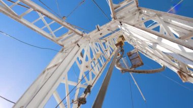 Metal çubuk desteğe bağlı. Gaz ve petrol üreten sondaj ekipmanlarının düşük açılı görüntüsü.