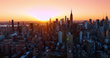 Güneş modern metropolün üzerinde batar. New York 'ta altın saat, hava perspektifinden Amerika Birleşik Devletleri.