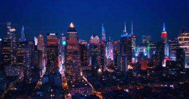 New York, ABD 'nin sokaklarında ve binalarında neon ışıkları. Gece canlı metropolün güzel manzarası.