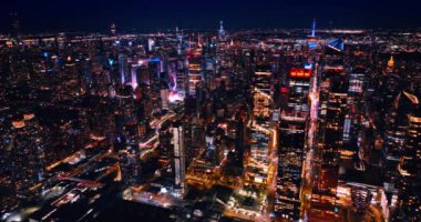 New York, ABD 'nin gece ışıldayan ışıkları. Neon ışıkları gökdelenlerin tepelerini aydınlatıyor..