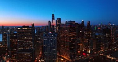 Geceleri Manhattan 'ın güzel manzarası. Gün batımında inanılmaz metropol üzerine havadan bir perspektif.