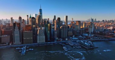 Günbatımında Manhattan, New York, ABD 'nin muhteşem manzarası. İnsansız hava aracı doğu nehri boyunca uçar ve geniş şehir manzarasını gözler önüne serer..
