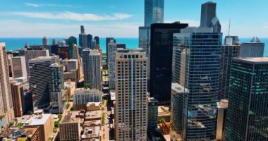 Şikago şehir merkezinin manzarasında çeşitli boylarda güzel bir mimari. Michigan Gölü 'nün göl manzarası arka planda. Üst görünüm.