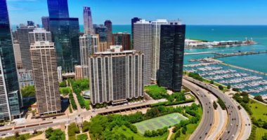 Chicago, Illinois, ABD 'nin muhteşem mimarisinin yanındaki muhteşem yeşil alan. Gölün kıyısındaki limanda birden fazla yat var. Hava görünümü.