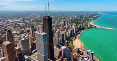Chicago 'da Michigan Gölü' nün rıhtımında yüksek binalar inşa edilmiş. Ortasında John Hancock Merkezi olan göl kenarındaki yol manzaralı..