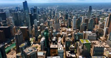 Modern Chicago, Illinois, ABD 'nin çeşitli kentsel manzaraları. Güneşli bir günde şehrin panoramasından aşağı iniyor..
