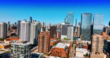 Güneşli bir günde Şikago, Illinois, ABD 'nin güzel manzarası. İnsansız hava aracı Metropolis 'in çatısına çıkar ve muhteşem metropolün manzarasını gözler önüne serer..