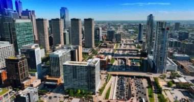 Gündüz vakti modern Chicago otoyollarında binlerce araba. Kennedy Otoyolu üzerinde trafik sıkışıklığı olan İHA görüntüleri.
