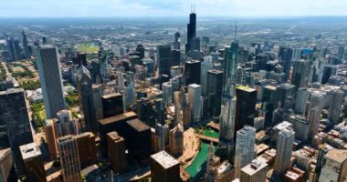 Chicago şehir merkezi manzaralı, modern yüksek binalı mimarisi var. Güneşli bir günde insansız hava aracından gelen engin Metropolis manzarası.