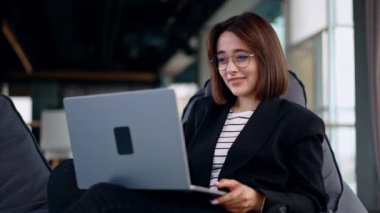 Fasulye sırığında oturan esmer kız laptopuna dikkatlice bakıyor. Gözlüklü kadın gördüklerine duygusal tepki verir ve gülümser..