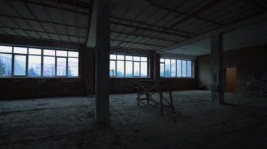 Tamamlanmamış sütunları olan büyük bir oda. Geniş pencereli büyük geniş öncül.