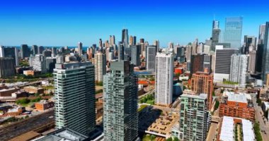 Şikago, Illinois, ABD 'nin güzel manzarasının üzerinde uçuyor. Gökdelenlerin altında muhteşem gökdelenlerle şehir merkezine yaklaşıyoruz..