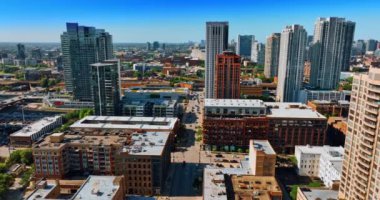 Gündüz Chicago, Illinois, ABD 'nin güzel güneşli manzarası. İHA görüntüleri yolun yukarısında, üzerinde birden fazla araba var..