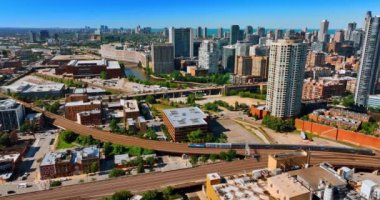 Uzun tren Chicago, Illinois, ABD 'deki demiryollarından geçiyor. Otobana yaklaşan insansız hava aracı trafiği sıkışık..