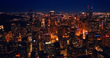 Amerika Birleşik Devletleri, Illinois, Chicago 'da fevkalade aydınlatılmış muhteşem bir manzara. Gece canlı metropol manzarası.
