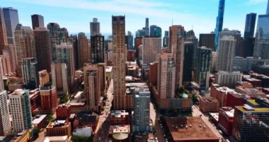 Parlak güneşli Chicago, Illinois, ABD şehir manzarası. Havadan bakıldığında enerji dolu modern bir şehir..