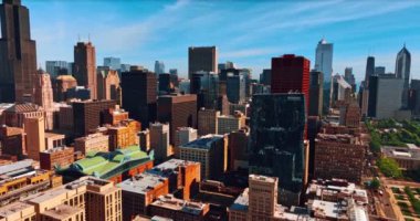 Yüksek ve alçak, parlak ve sıkıcı, modern Chicago 'nun yeni ve eski binaları. Güneşli bir günde şehrin üzerindeki drone görüntüleri.