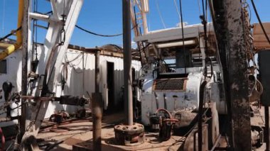 Petrol ya da gaz üreten platformdaki görüntüler. Doğal kaynakların çıkarılması için zemini delen çalışma ekipmanları.