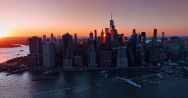 Parlak turuncu güneş, Manhattan, New York, ABD 'deki en yüksek binaların tepelerini aydınlatıyor. Metropolis 'in altın saatindeki göz alıcı manzarası. Hava görünümü.