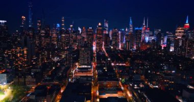 Yoğun karayolu üzerinde gece büyük bir aydınlanma ile uçmak. Güzel New York gökdelenlerine yaklaşıyoruz..