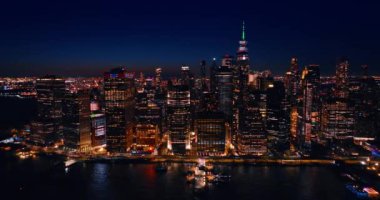 Manhattan, New York, ABD 'nin gece görüşü göz kamaştırıcı bir aydınlatmayla. Doğu Nehri üzerindeki insansız hava aracı görüntüleri çarpıcı büyükşehir manzarasını gözler önüne seriyor..