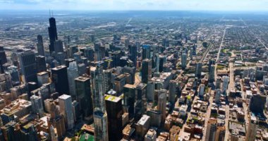 Gündüz vakti Chicago 'nun muazzam manzarası. Merkezinde gökdelenler olan güzel bir şehir manzarası. Üst görünüm.
