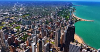 Muhteşem Lakeshore Yolu ve Michigan Gölü 'nün masmavi suları ile şehrin engin manzarası. Chicago, Illinois Panoraması, ABD Havacılık perspektifinden.