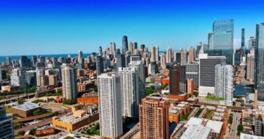 Güzel mimarisi olan modern, modaya uygun bir şehir. Güneşli bir günde Şikago, Illinois, ABD 'nin üzerinde uçuyor. Hava görünümü.