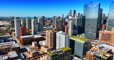 Modern Chicago, IL, ABD üzerinde uçuyor. İHA 'dan metropol binalarının güneşli manzarası.