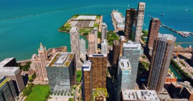 Gök mavisi su manzarasının arkaplanındaki modern çeşitli yaratıcı binalar. Chicago, Illinois 'in güzel gölü, ABD tepeden bakıyor..
