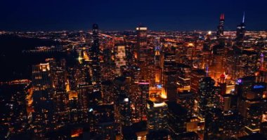Modern Chicago, Illinois, ABD 'nin geceleri inanılmaz aydınlanması. Gökyüzü perspektifinden aydınlatmalı güzel şehir manzarası.