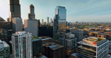 Chicago, Illinois, ABD 'nin modern mimarisini inceliyoruz. Gökyüzü perspektifinden çağdaş metropoldeki binalar.