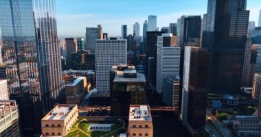 Modern Chicago, Illinois, ABD 'nin modern mimarisi. Metropolis 'in merkezindeki çarpıcı yüksek binalar. Üst görünüm.