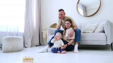 Mutlu Kafkas ailesi evlerinde. Aileler bebeklerini uzaktan pastaya bakarken izliyorlar..